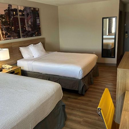 Days Inn By Wyndham Near Kansas Speedway Kansas City Buitenkant foto