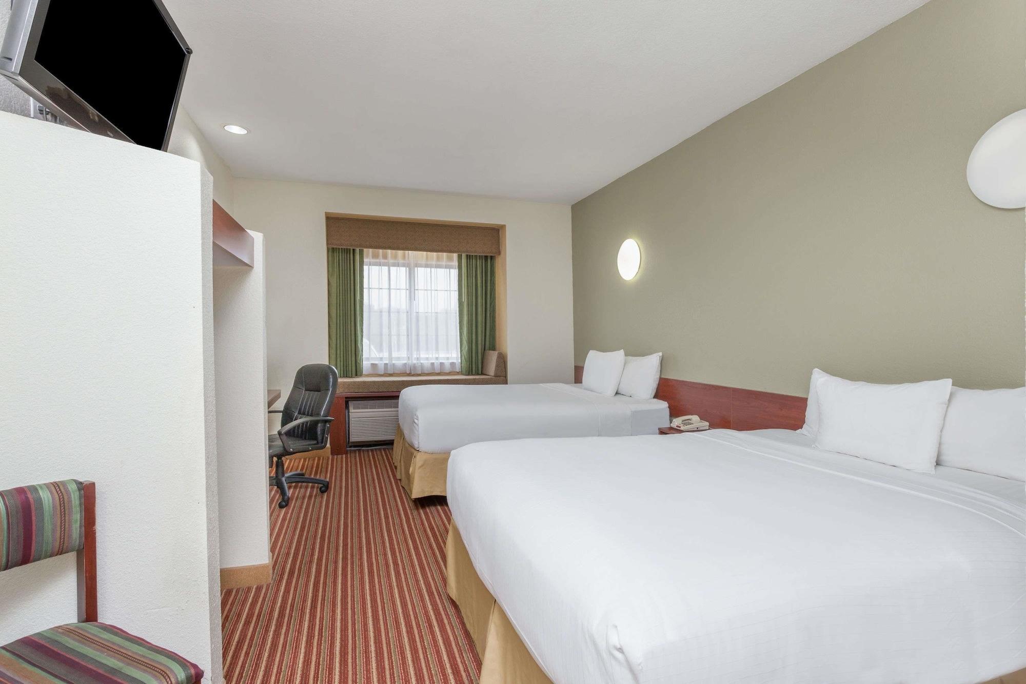 Days Inn By Wyndham Near Kansas Speedway Kansas City Buitenkant foto
