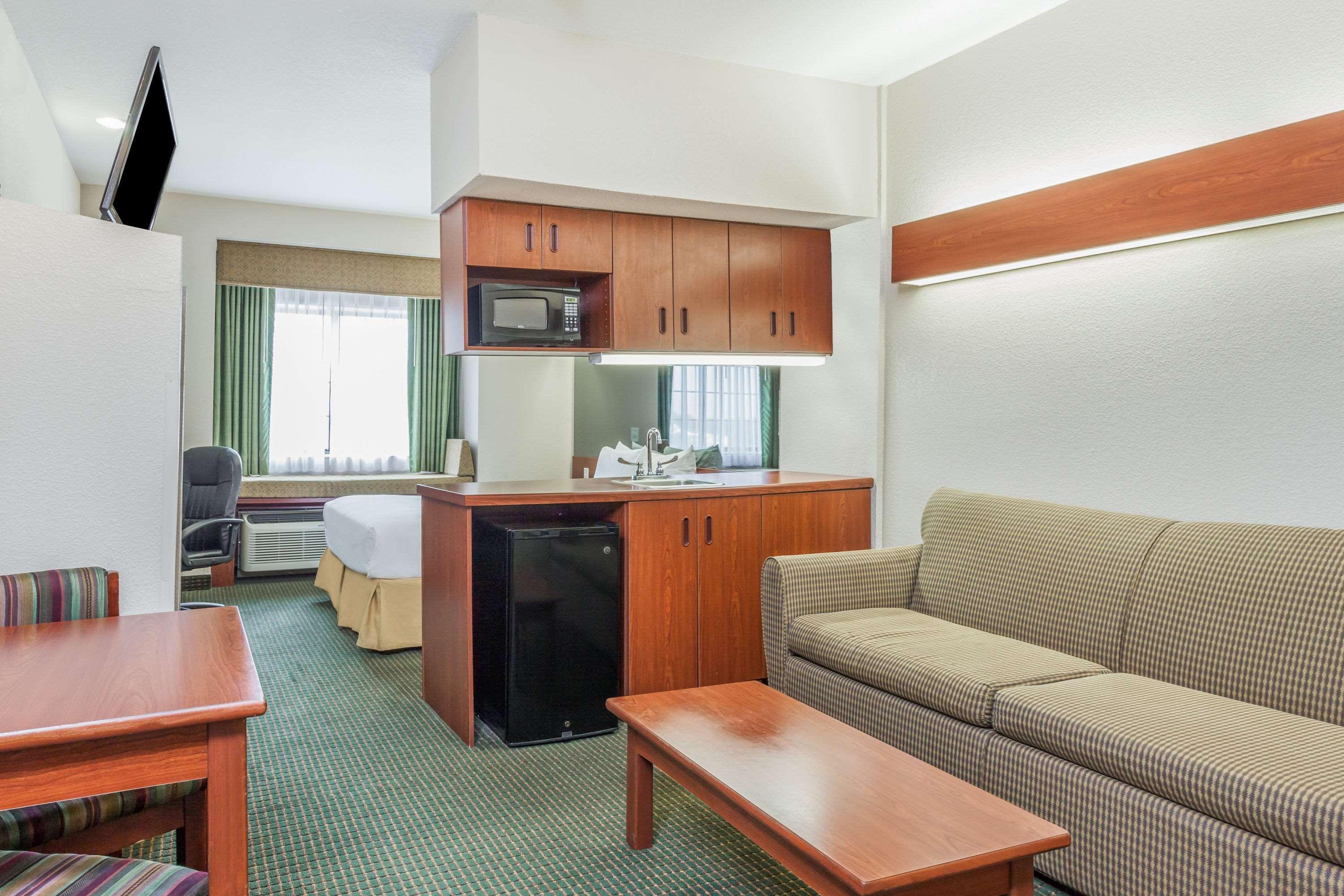 Days Inn By Wyndham Near Kansas Speedway Kansas City Buitenkant foto