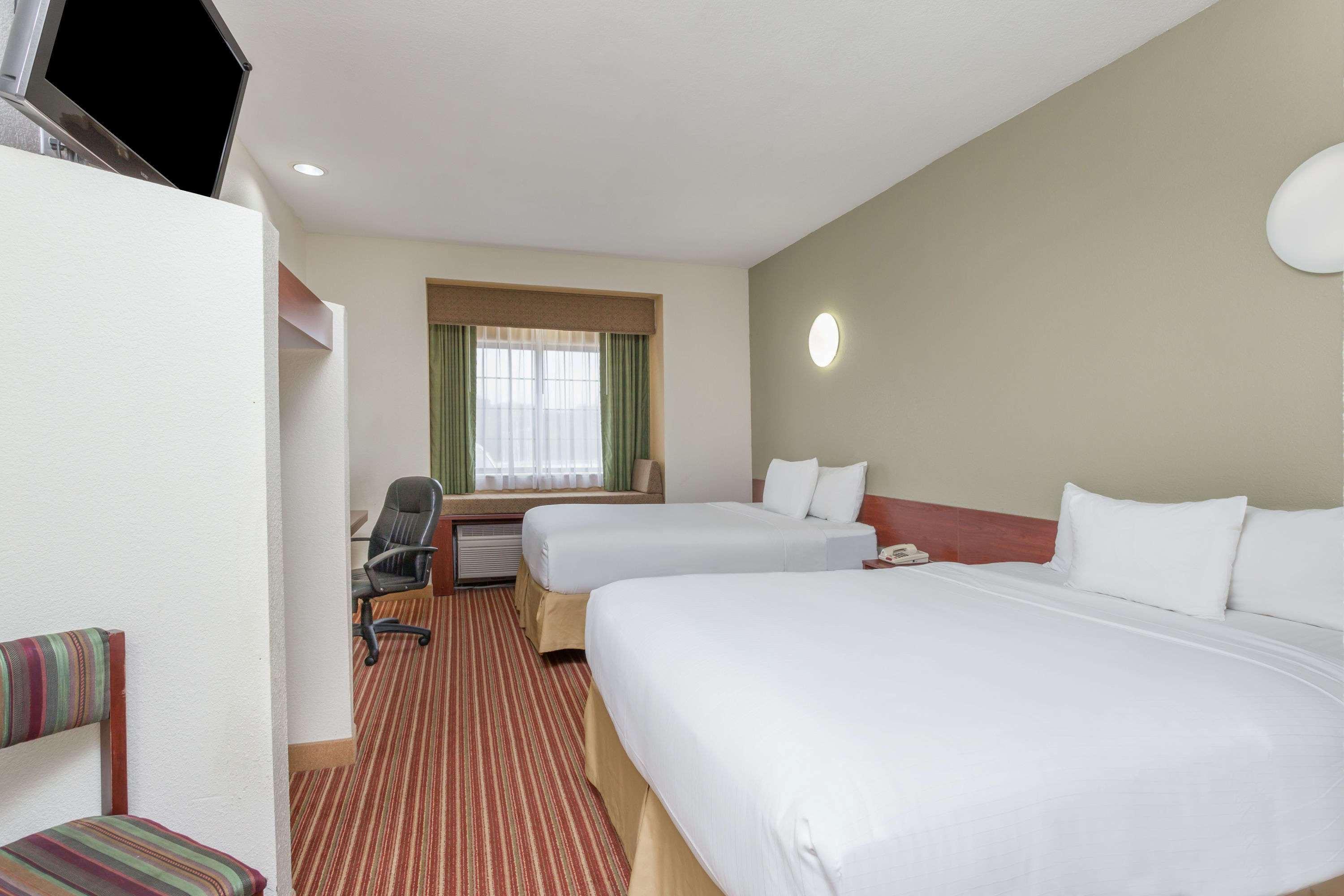 Days Inn By Wyndham Near Kansas Speedway Kansas City Buitenkant foto