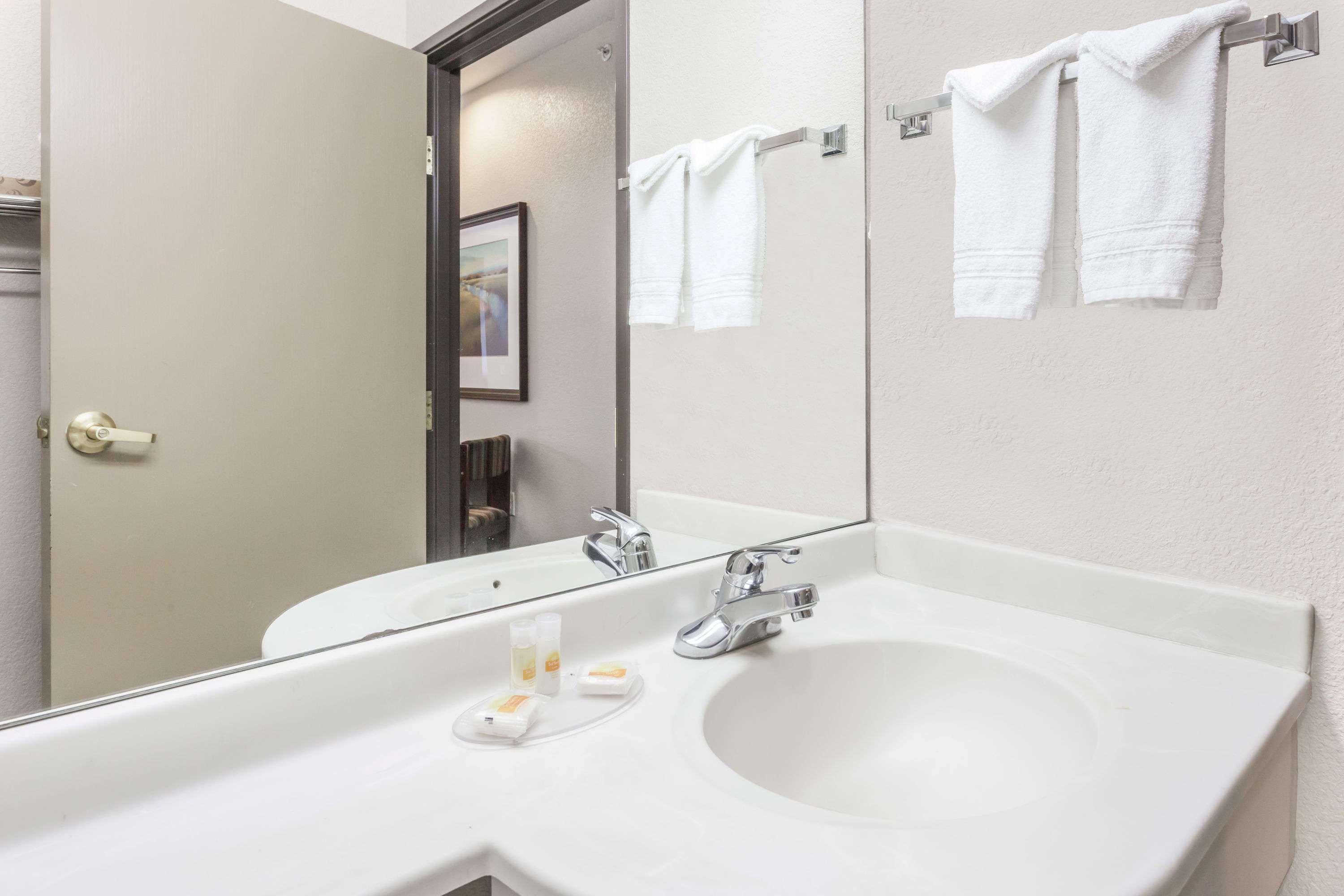 Days Inn By Wyndham Near Kansas Speedway Kansas City Buitenkant foto