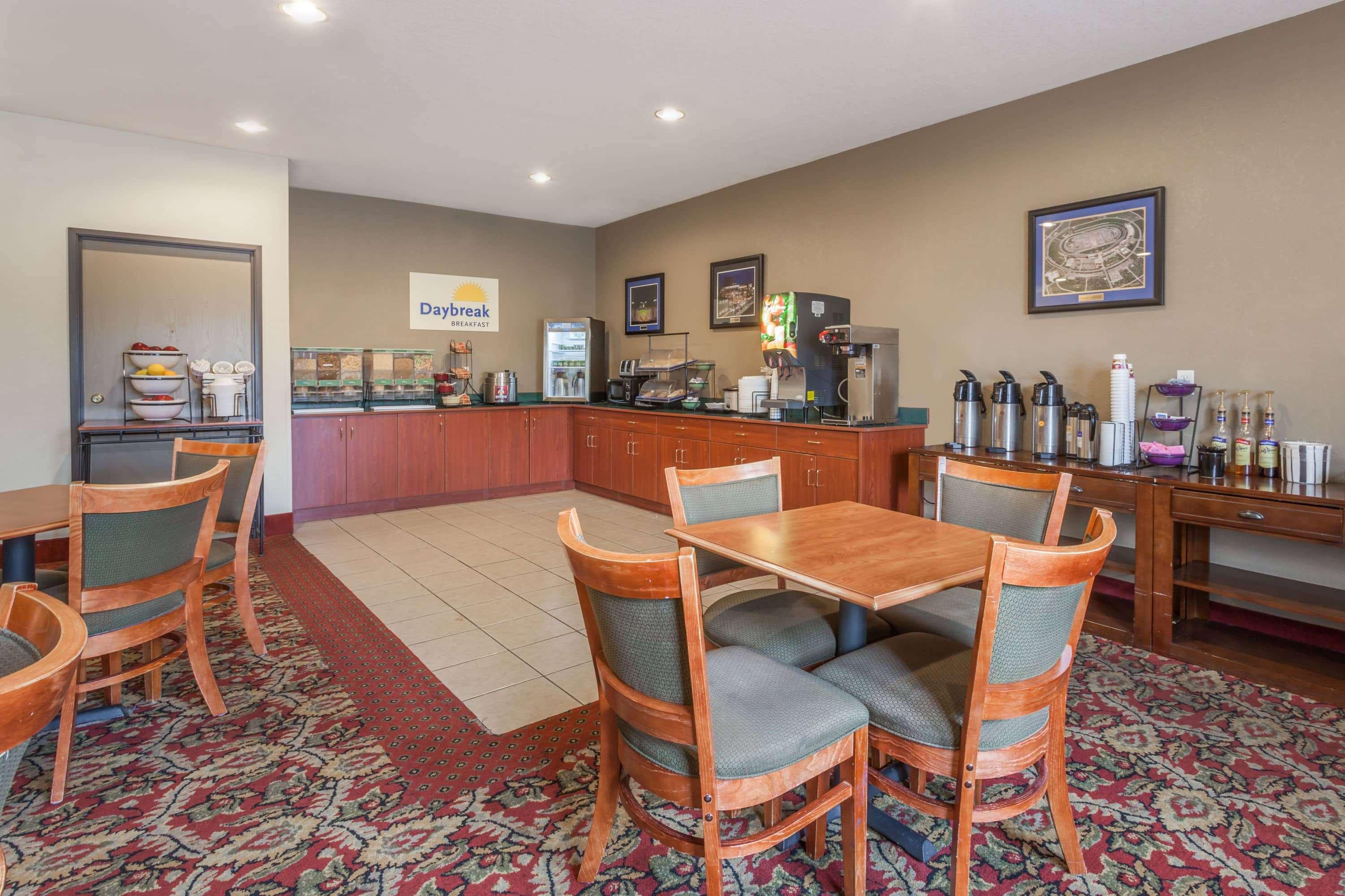 Days Inn By Wyndham Near Kansas Speedway Kansas City Buitenkant foto