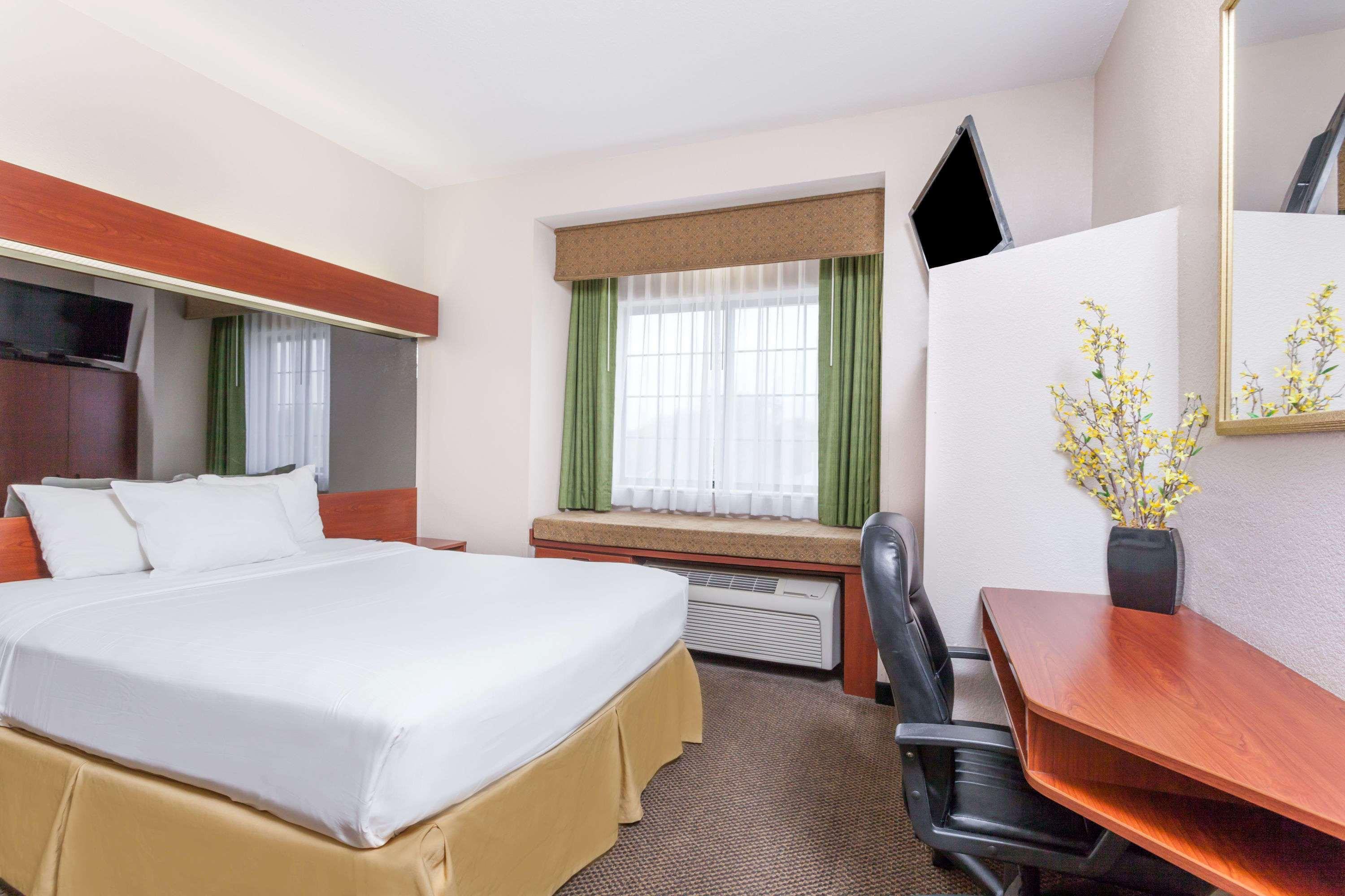 Days Inn By Wyndham Near Kansas Speedway Kansas City Buitenkant foto