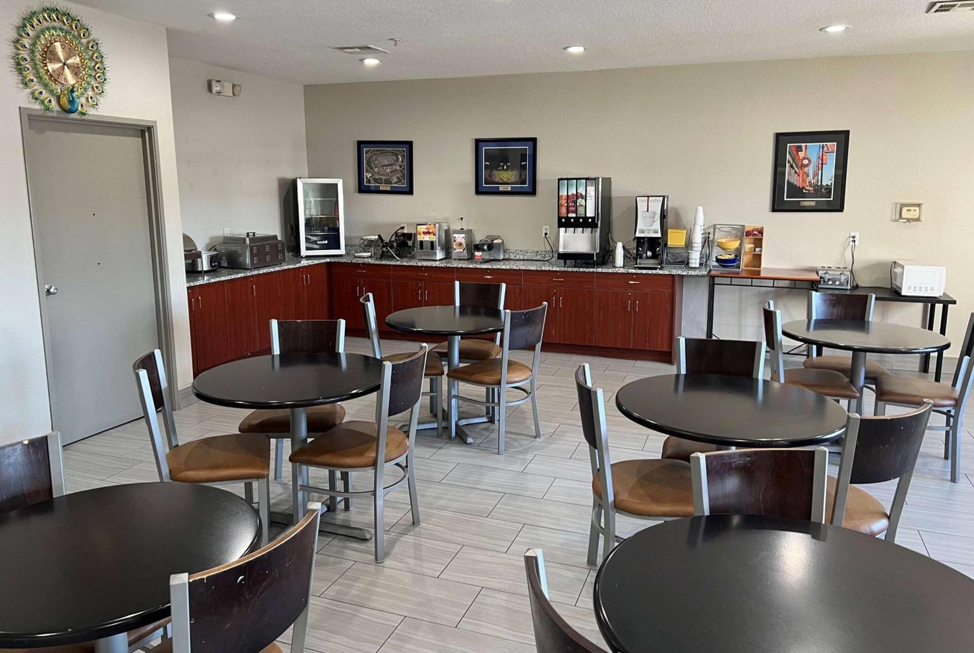 Days Inn By Wyndham Near Kansas Speedway Kansas City Buitenkant foto