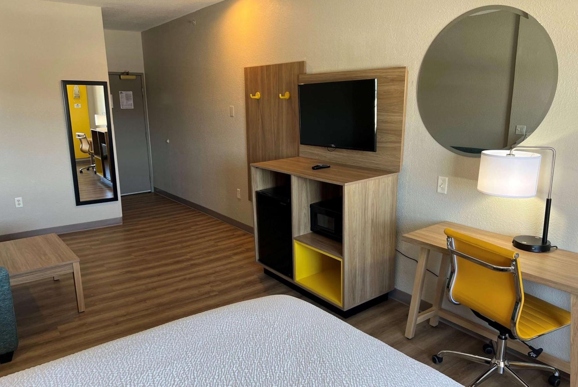 Days Inn By Wyndham Near Kansas Speedway Kansas City Buitenkant foto