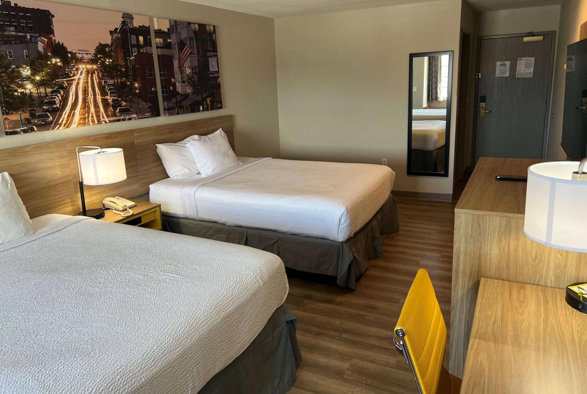 Days Inn By Wyndham Near Kansas Speedway Kansas City Buitenkant foto