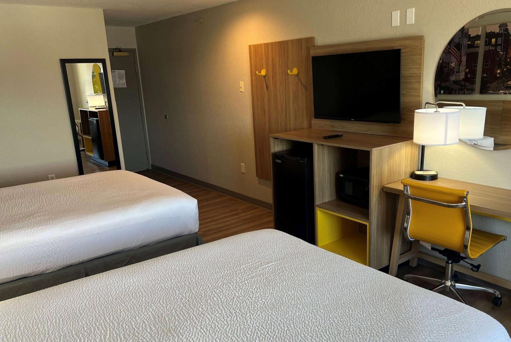 Days Inn By Wyndham Near Kansas Speedway Kansas City Buitenkant foto