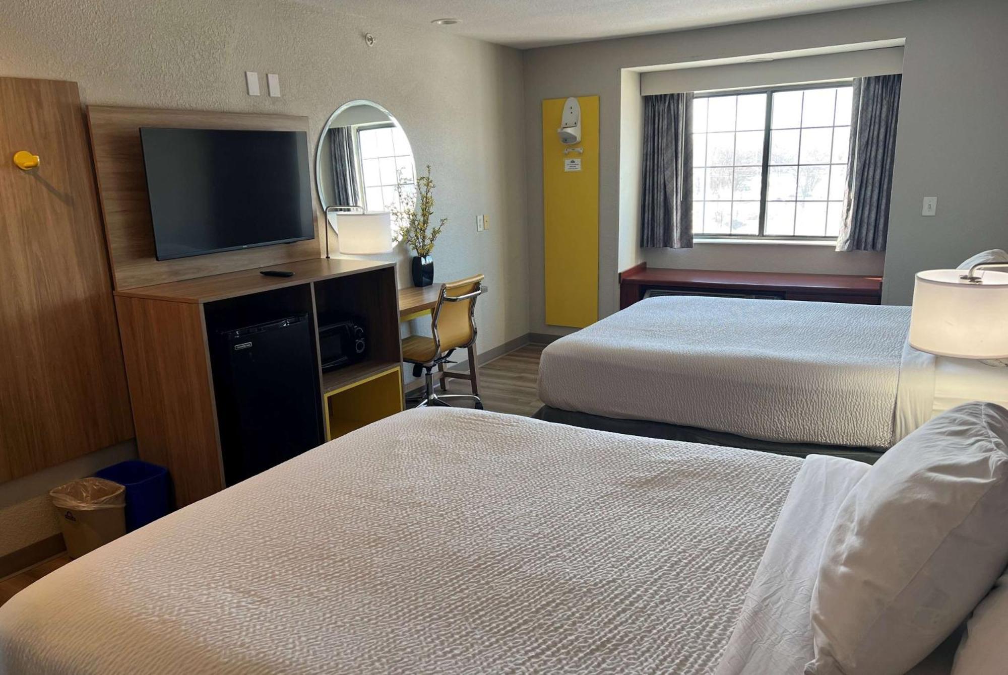 Days Inn By Wyndham Near Kansas Speedway Kansas City Buitenkant foto