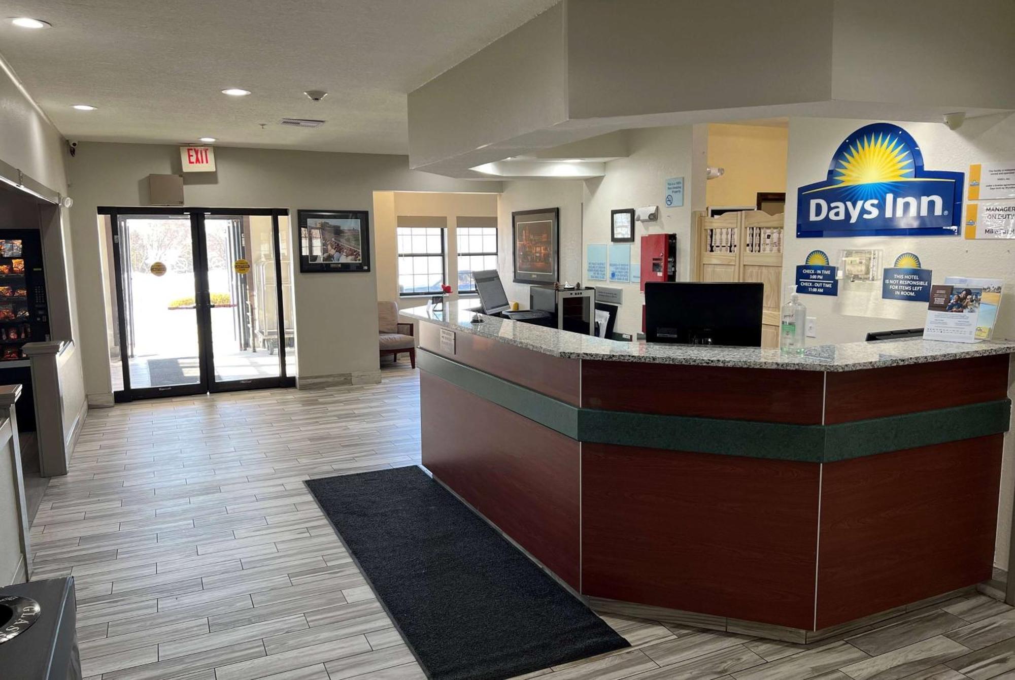 Days Inn By Wyndham Near Kansas Speedway Kansas City Buitenkant foto