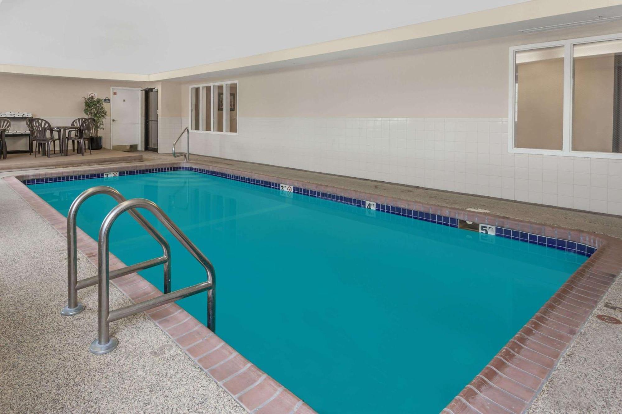 Days Inn By Wyndham Near Kansas Speedway Kansas City Buitenkant foto