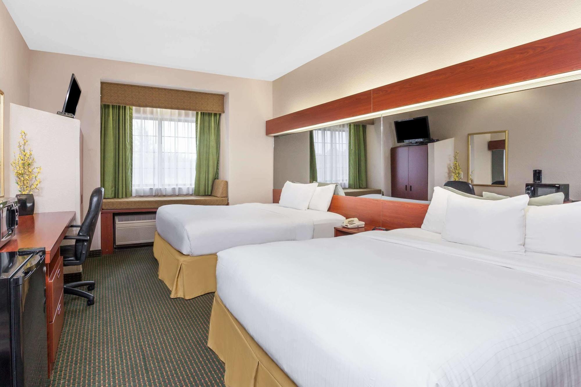 Days Inn By Wyndham Near Kansas Speedway Kansas City Buitenkant foto